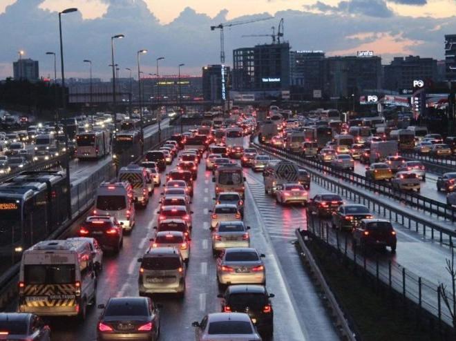 İstanbul'un hızını ölçtüler: Trafikte kalmak İstanbulluya pahalıya mâl oluyor