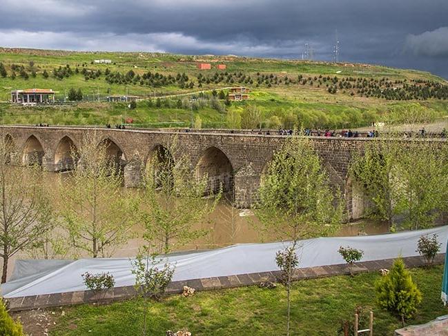 Diyarbakır'ın bin yıllık 10 gözlü köprüsü