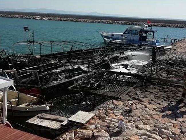 İzmir'de gezi teknesi alev topuna döndü, 3 tekneyi daha yaktı
