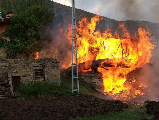 Erzurum'daki yangında 3 ev ile 9 ahır yandı!