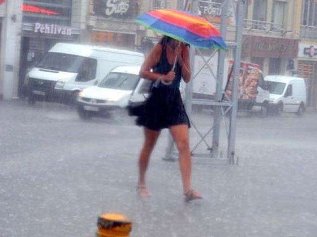 Koptu geliyor... İstanbul'da beklenen yağışlar başladı! Gün boyu sürecek