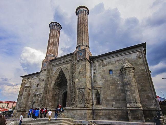 Erzurum'daki Selçuklu şaheseri Çifte Minareli Medrese