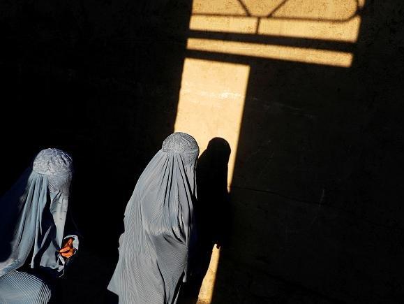 Hollanda'da burka ve peçe yasağı yürürlüğe girdi