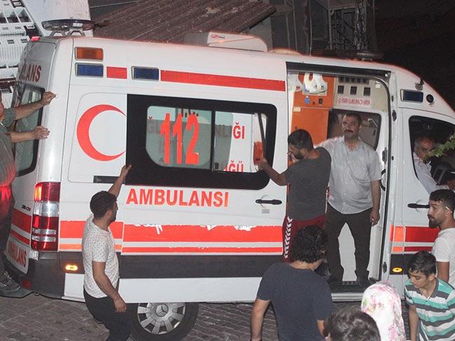 Devrilmesin diye askida kalan ambulansin üzerine çiktilar