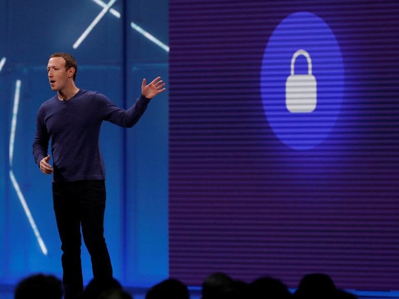Snowden'dan korkutan uyarı: Facebook sizi izliyor