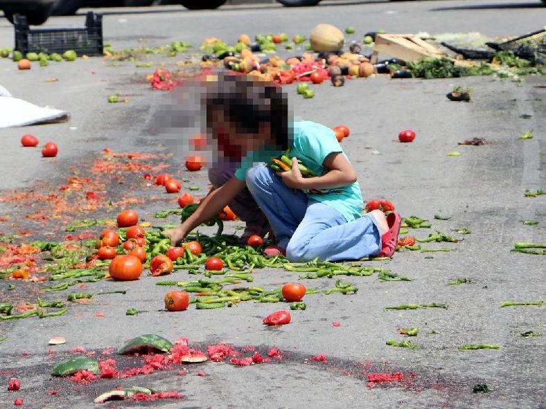 Seyyar satıcılar eylem yaptı, çocuklar dökülen sebzeleri topladı