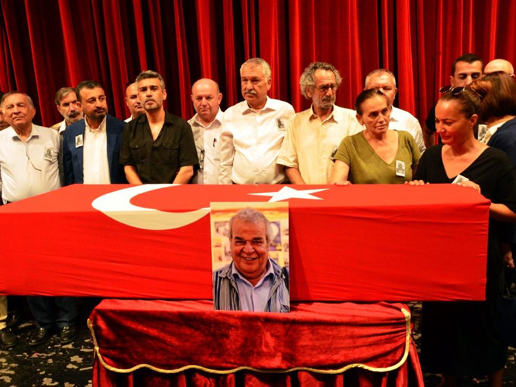 Ünlü oyuncu Cengiz Sezici, Adana'da toprağa verildi