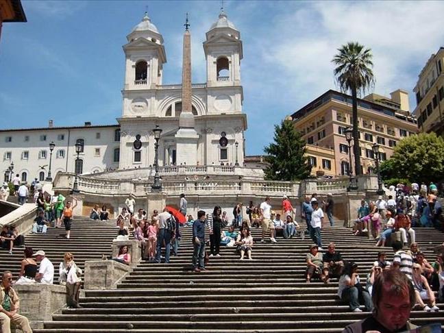 Roma Belediyesi'nden tartışmalı karar... Tarihi merdivenlere kimse oturamayacak!