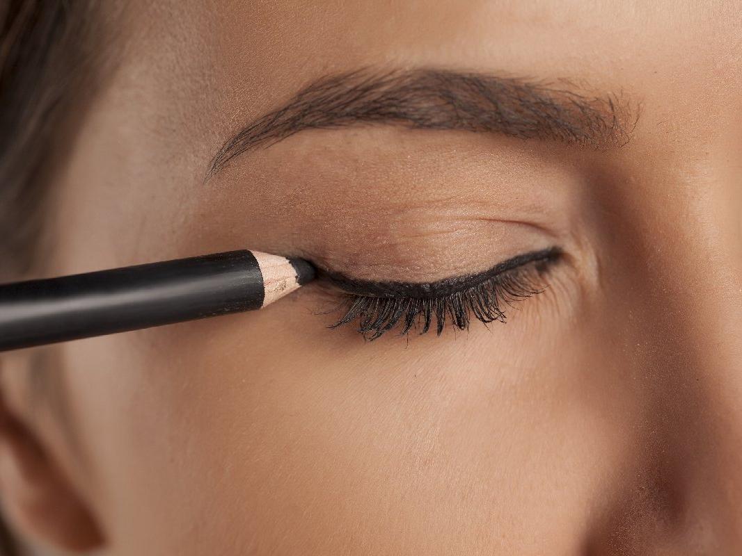 Güzel ve etkileyici eyeliner çekimi nasıl sürülür? Pratik eyeliner çekme önerileri…