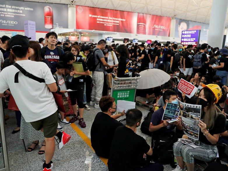 Protestocular havalimanına girdi: Uçuşlar iptal