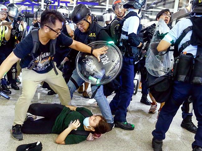 Hong Kong'da protestocular ile polis arasında çatışma!