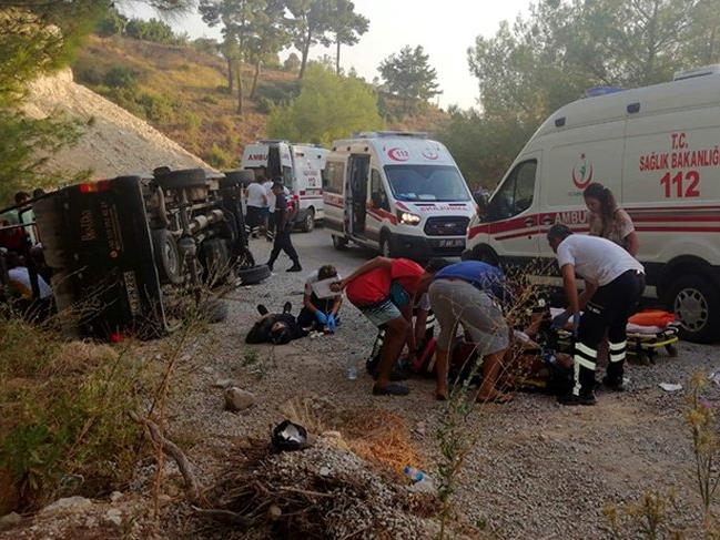 Antalya'da safari cipi devrildi: 16 yaralı