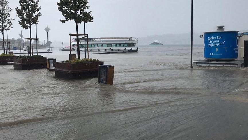 İstanbul yağmura teslim... Üsküdar'da kara denizle birleşti