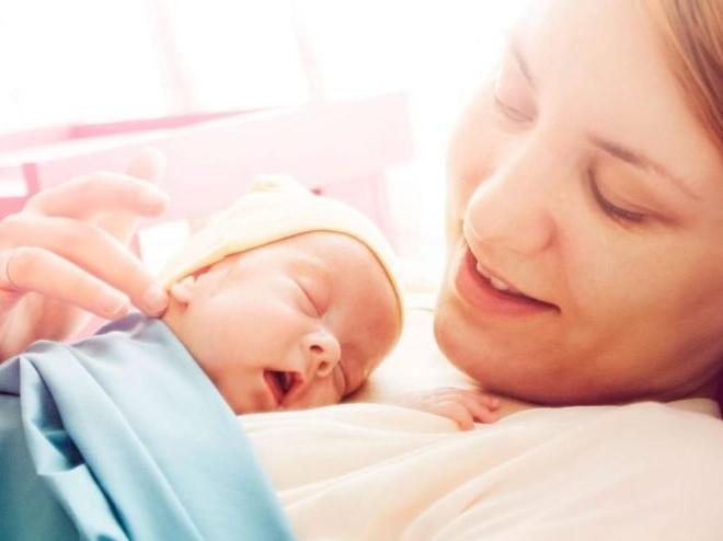 Bebek ne zaman yalnız uyumalı? Anne ve bebek birlikte mi uyumalı?
