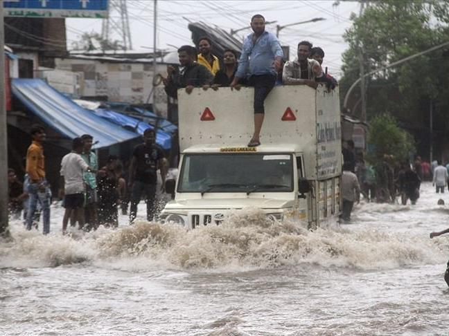 Hindistan'da selin bilançosu ağırlaşıyor: Ölü sayısı 350'ye ulaştı
