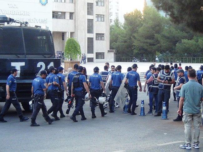 Diyarbakır Büyükşehir Belediyesi'nde flaş gelişme! Yeniden görevden uzaklaştırıldılar...