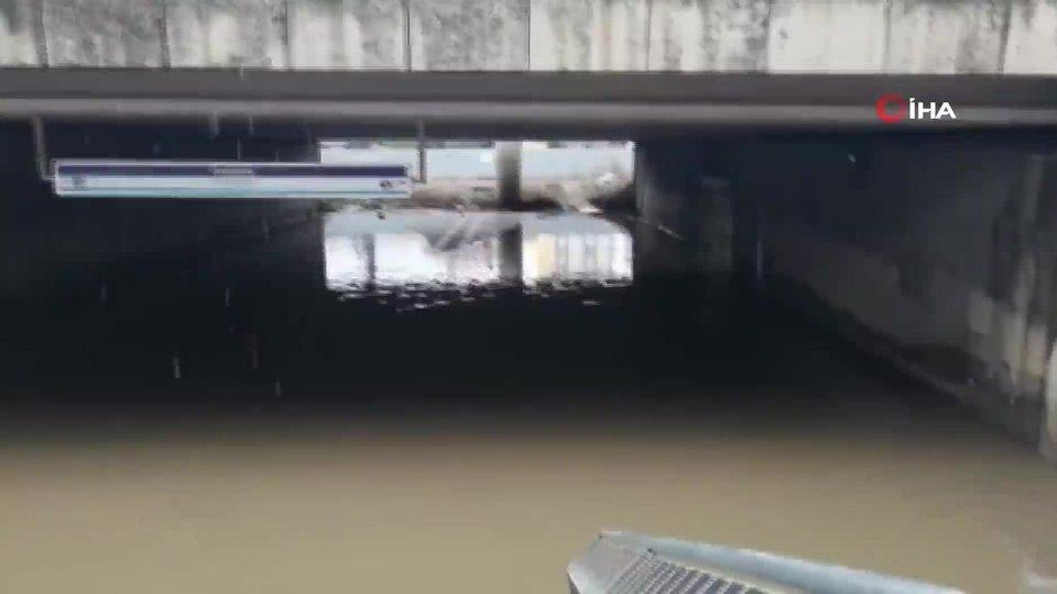 Fikirtepe metrobüs alt geçidini su bastı