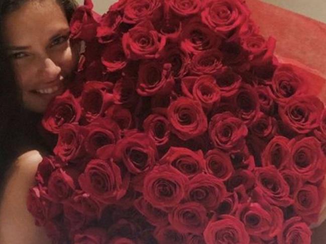 Adriana Lima'yı özel hissettiren güller!