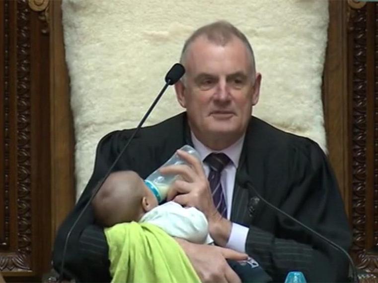 Yeni Zelanda meclisinde yüzleri gülümseten görüntü... Başkanın kucağında süt keyfi!