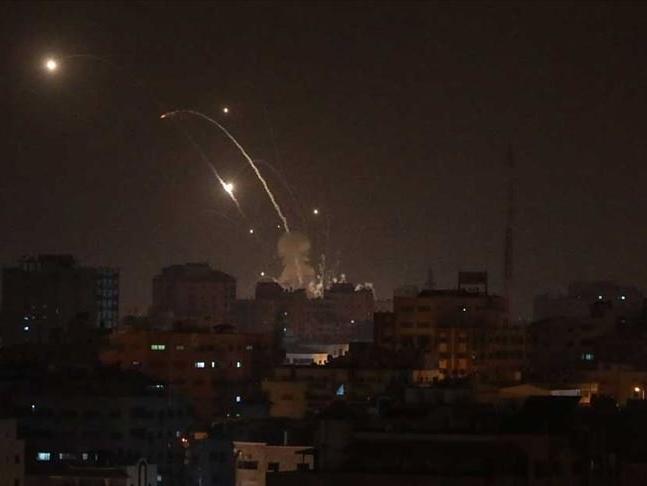 İsrail Gazze'de askeri noktaları vurdu