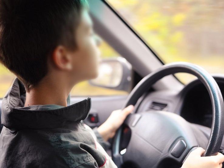 8 yaşındaki çocuk ailesinin arabasını kaçırıp otobanda 140 km hız yaptı