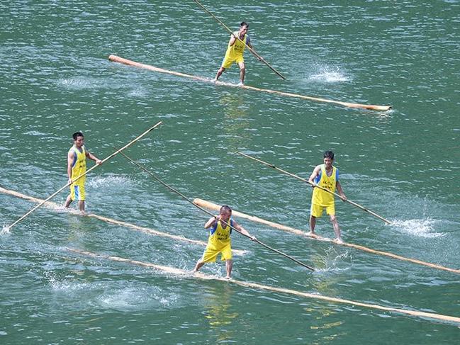 Çin'in 600 yıllık nehirde kütük taşıma geleneği