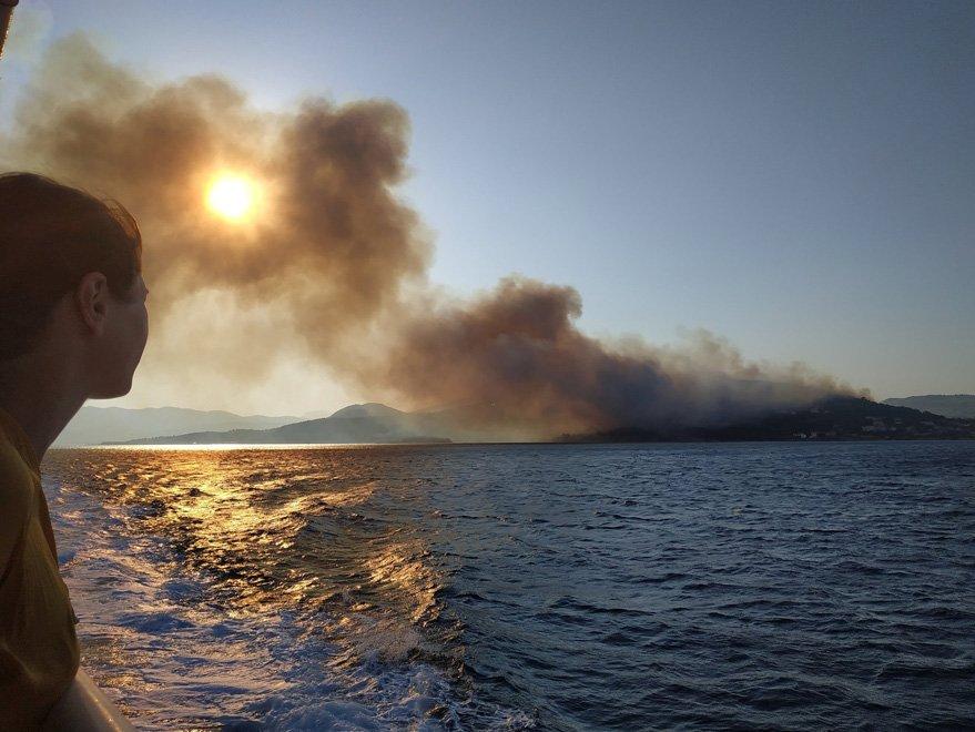 Burnumuzun dibinde korkutan yangın: Oteller tahliye edildi, bu fotoğraflar paylaşıldı