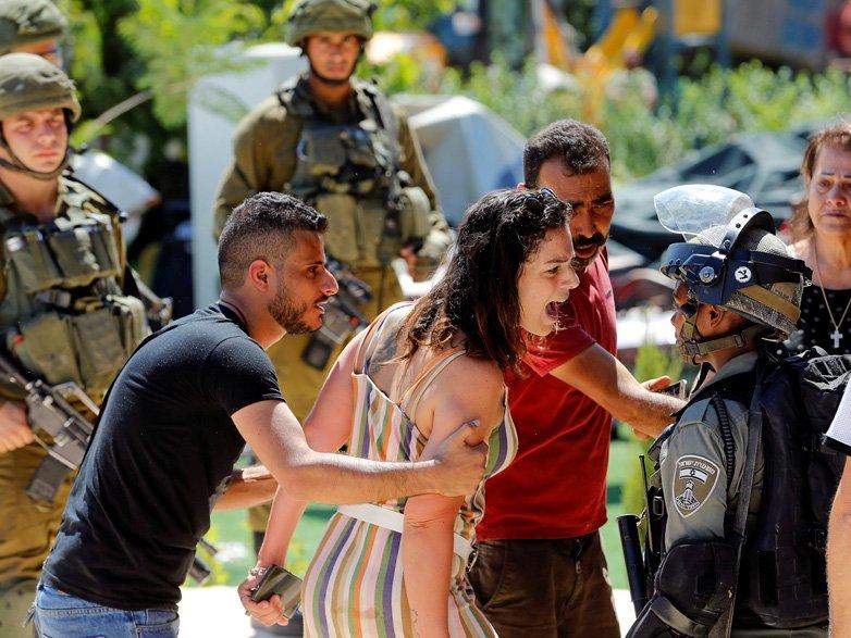 Dünya bu kadını konuşuyor: İsrail askerine kafa tuttu