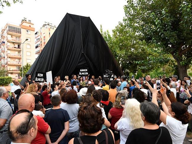 Alyazma Anıtı kadın cinayetlerine tepki için siyah örtüyle kapatıldı