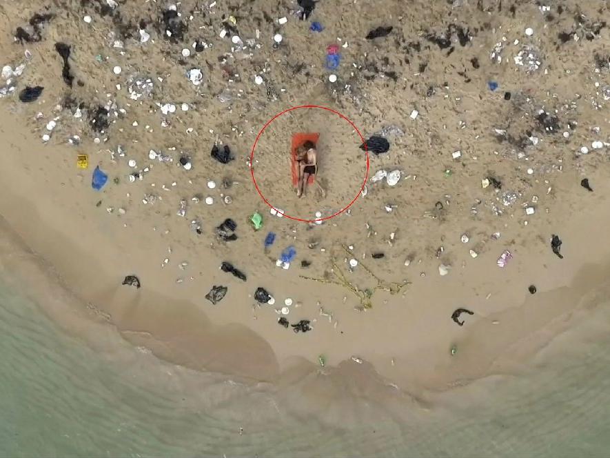 Çöplerle dolu plajda seks yaptılar! Nedenine çok şaşıracaksınız
