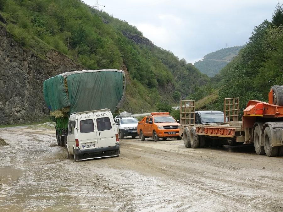 Araklı'da kapanan yol ulaşıma açıldı