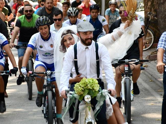 Bursa'da bisikletli düğün konvoyu