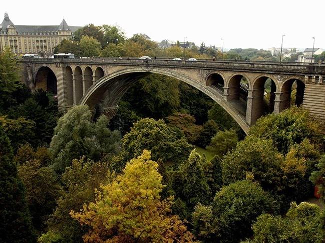 Lüksemburg'un bağımsızlığının simgesi Adolphe Köprüsü