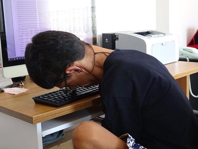 Serebral palsi hastası Mustafa, klavyeyi burnu ile kullanarak ikinci kitabını yazıyor