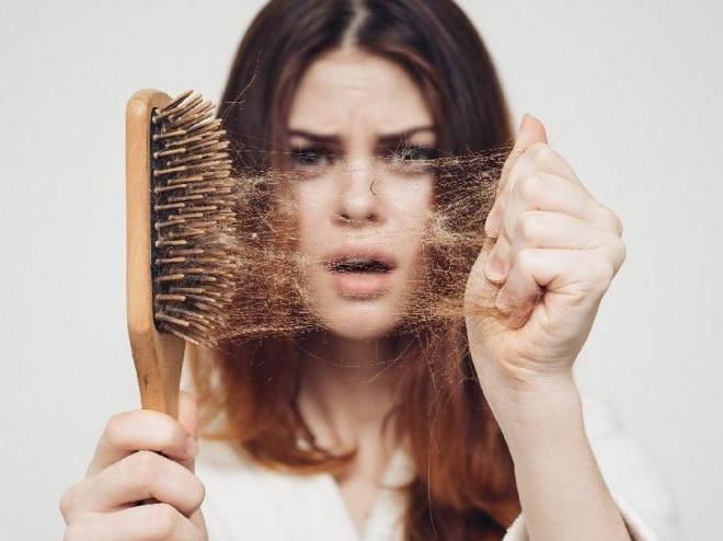 Saç dökülmesi sebepleri nelerdir? Saç dökülmesi tedavisi…