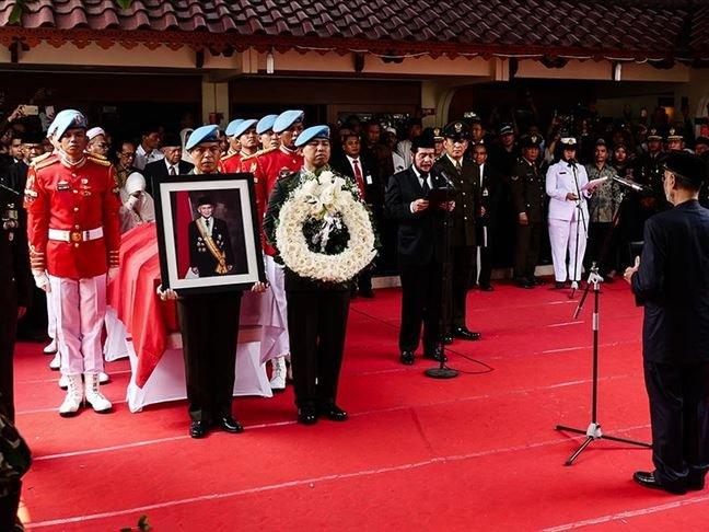 Endonezya'da eski devlet başkanı törenle toprağa verildi