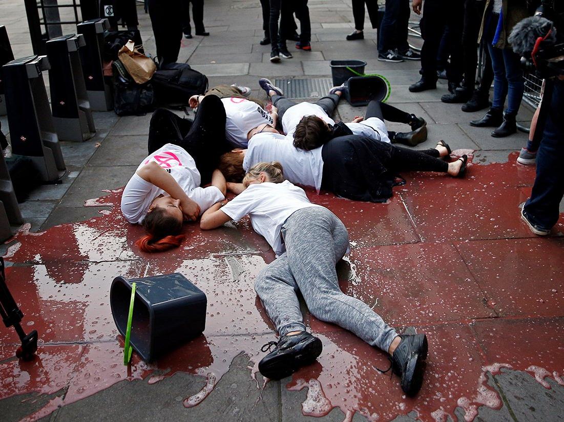 Londra Moda Haftası'nda şok protesto... Her yer kan gölüne döndü!