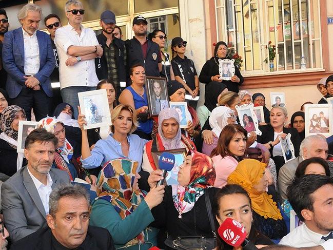 Sanat camiasından, ailelerin HDP önündeki eylemine destek