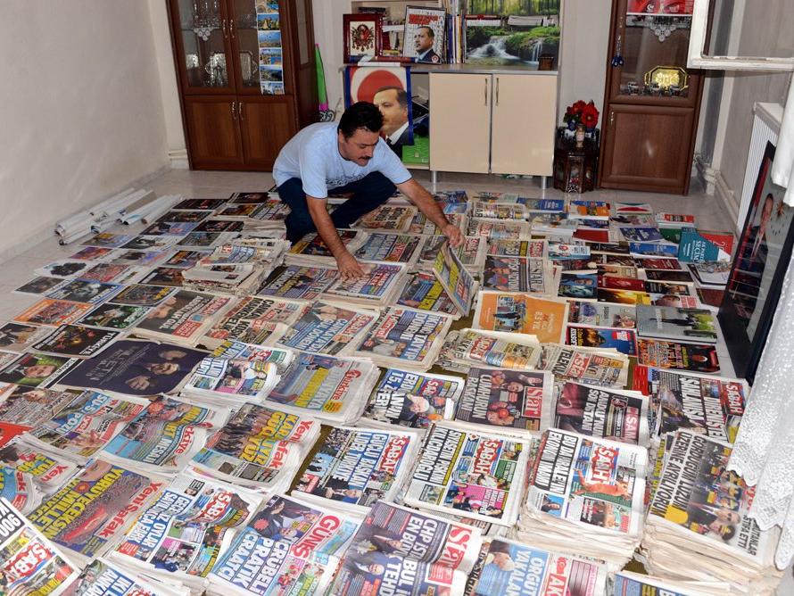 Erdoğanlı gazete koleksiyonu yaptı odada yer kalmadı!