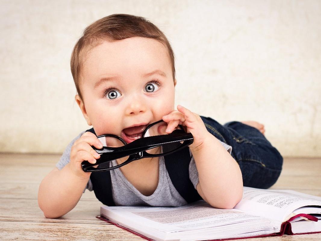 Bebeklerde zeka belirtileri nelerdir?