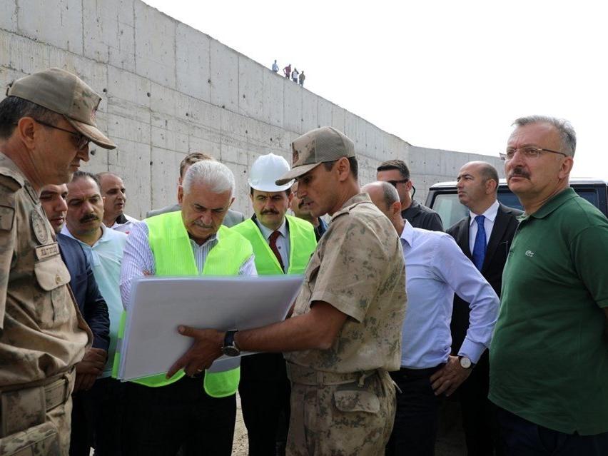 Binali Yıldırım Jandarma Komando Tabur Komutanlığı inşaatını inceledi