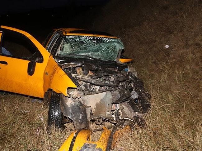 Ticari taksi ile kamyon çarpıştı: 2 ölü, 3 yaralı