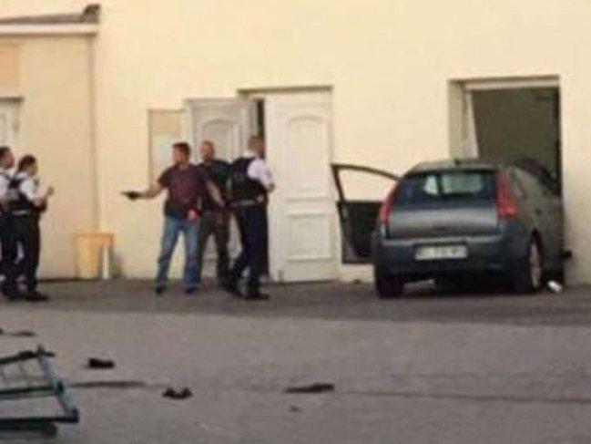 Fransa'da şüpheli kaza! Camiye araba çarptı