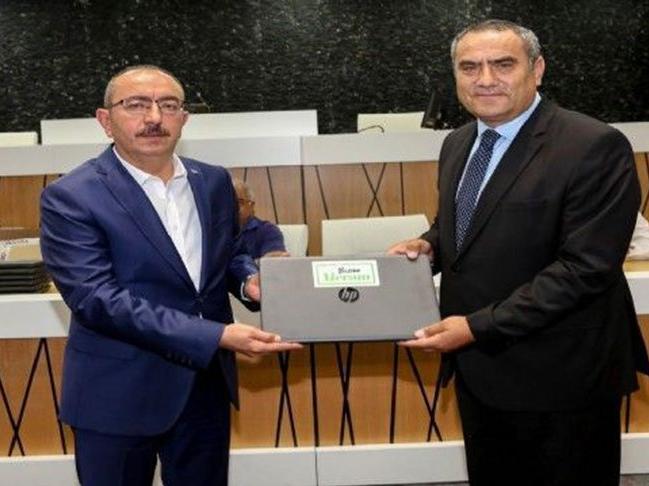 57 milyon lira borcu olan AKP’li belediyeden muhtarlara laptop