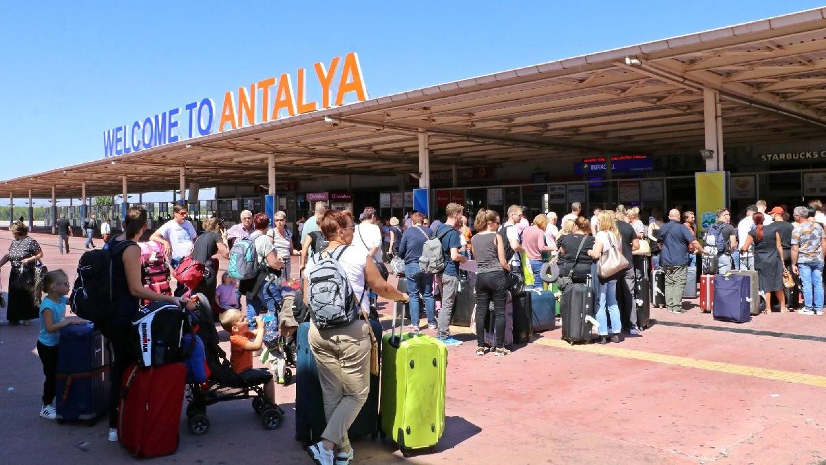 Antalya Havalimanı'nda 'Thomas Cook' kuyruğu
