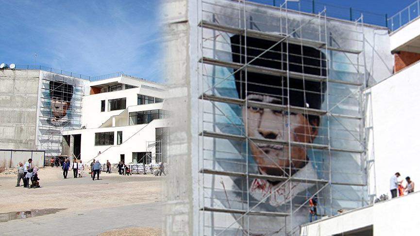 Belediyenin duvarına İzmir Marşı eşliğinde dev Atatürk portresi çizimi