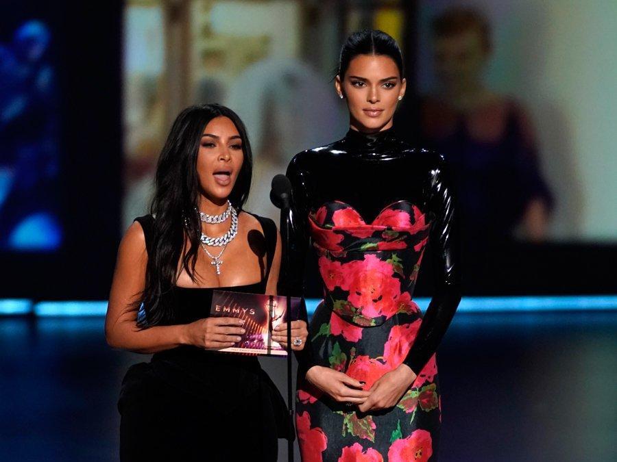 71. Emmy Ödül Töreni'ne katılan Kim Kardashian ve Kendall Jenner sahnedeyken herkes gülmeye başladı