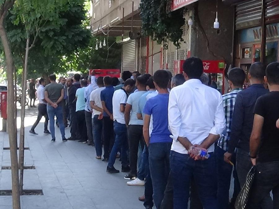 Diyarbakır’da İŞKUR önünde 'işsizlik' kuyruğu