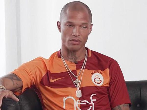 'Yakışıklı mahkûm' geçmişini Galatasaray formasıyla anlattı