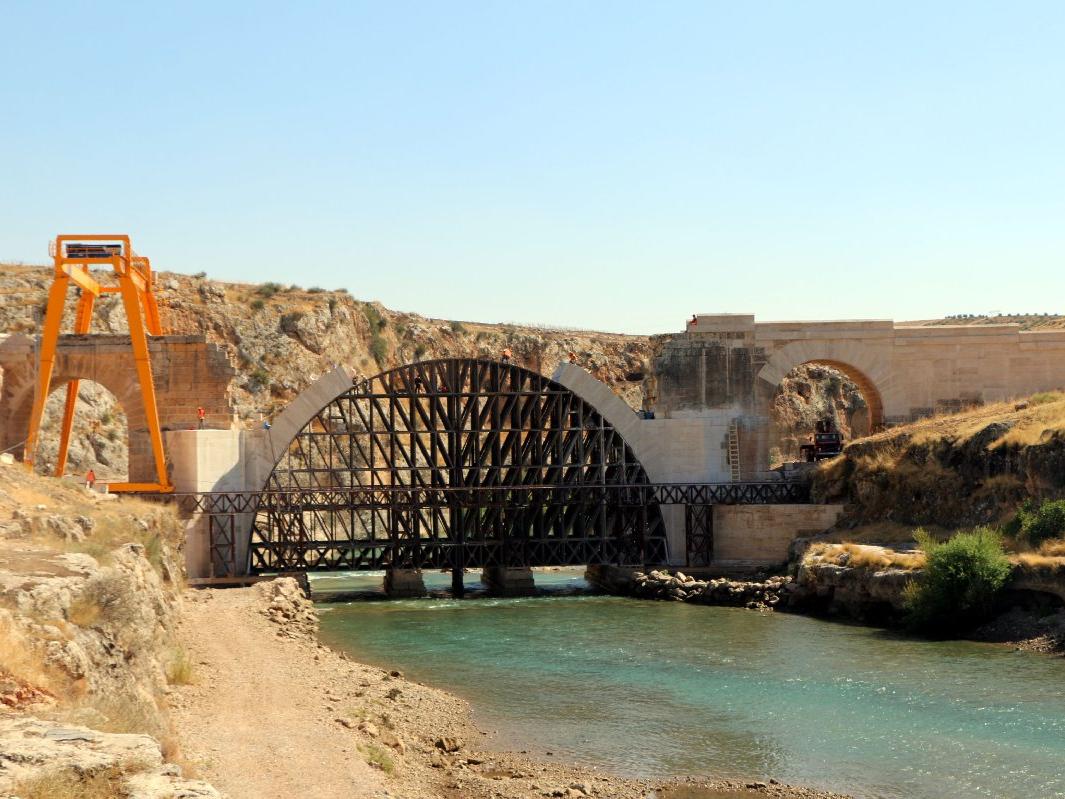 Kavga eden köylülerin yıktığı tarihi köprüde, restorasyon sürüyor